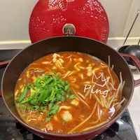 可能是火鍋、拉麵、豆腐和顯示的文字是「 Ping 」的圖像