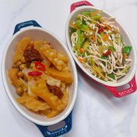 可能是義大利麵、炒麵和麵的圖像