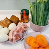 可能是拉麵、水波蛋、豆腐和顯示的文字是「 기운 STAUS STAUB 5,03 」的圖像