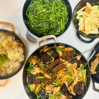 可能是火鍋、西班牙大鍋飯、燉小牛膝、香菇和粥的圖像