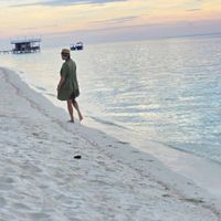 可能是 1 人、海洋和海灘的圖像
