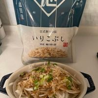 可能是拉麵、豆腐、麵和顯示的文字是「小 民 ミ山ん き 로표" 王 따 師 古式削りう技 いりこぶし バ いり 国産 蜗の削り節 翻」的圖像