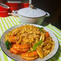可能是炒麵和西班牙大鍋飯的圖像