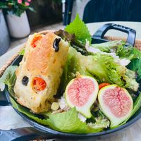 可能是無花果和法式長棍麵包的圖像