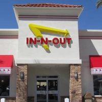 可能是顯示的文字是「 IN-N-OUT ዩሌሊሊስ 」的圖像
