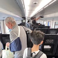 可能是 3 個人和火車的圖像