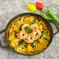 可能是義大利麵、西班牙大鍋飯和蝦的圖像