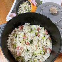可能是‎炒飯和‎顯示的文字是「 ‎בעעחד תבנח3 STAUB STAUB‎ 」‎‎ 的圖像