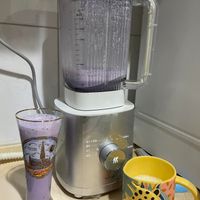 可能是飲料、泡茶器和文字的圖像