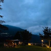 可能是營地、山、霧、暮光和雲的圖像