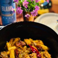 可能是啤酒、豆腐和顯示的文字是「 BLANG 」的圖像