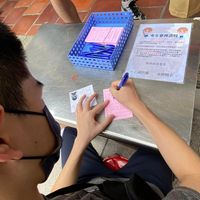 可能是 2 個人、大家在讀書和文字的圖像
