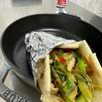 可能是烤羊肉串、希臘旋轉烤肉和墨西哥捲餅的圖像