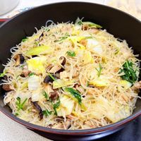 可能是麵、炒飯和炒麵的圖像