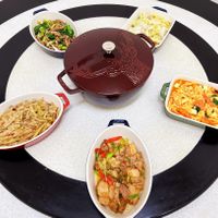 可能是義大利麵、麵、炒麵和顯示的文字是「 STAUE 」的圖像
