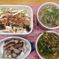 可能是麵、拉麵、紫蘇和文字的圖像