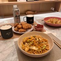 可能是豆腐、義大利麵、燕麥餅乾、拉麵、炒麵、麵和文字的圖像