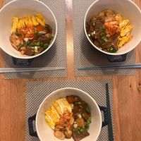 可能是拉麵、麵、豆腐和香菇的圖像