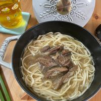 可能是拉麵、肉排和文字的圖像