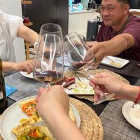 可能是 3 個人和葡萄酒的圖像