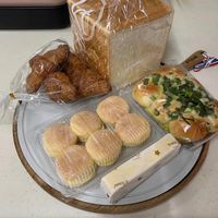 可能是半圓形餡餅、巴布卡麵包和法式長棍麵包的圖像