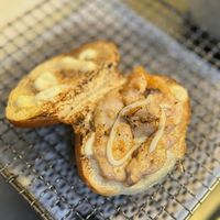 可能是法式長棍麵包、巴布卡麵包和肉桂捲的圖像