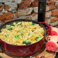 可能是義大利麵和顯示的文字是「 staub staub 」的圖像