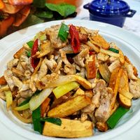 可能是豆腐和炒麵的圖像