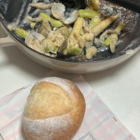 可能是法式長棍麵包、豆腐和顯示的文字是「 4 DORE DORE Srenchbakchouse french bakchouse 」的圖像