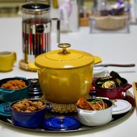 可能是咖啡杯、泡茶器和文字的圖像