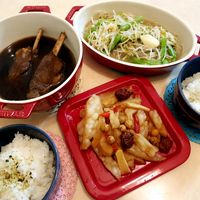 可能是麵、肉排和文字的圖像