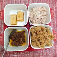 可能是鯷魚、粥、炒麵、麵和豆腐的圖像