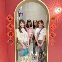 可能是 2 個人和顯示的文字是「生 意 程 興 ٢ ለተዶማ 해명 」的圖像