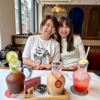 可能是 2 個人、飲料和文字的圖像