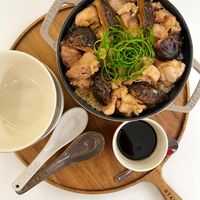 可能是拉麵、香菇、火鍋和文字的圖像