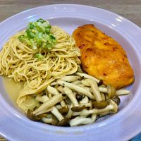 可能是炒麵、義大利麵、香菇和拉麵的圖像