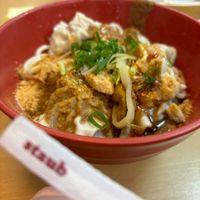 可能是拉麵、壽司、豆腐和顯示的文字是「 staub staub 」的圖像