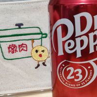可能是顯示的文字是「 ጩትዬዬ DPr Peppe 燉肉 Est.1885 CANAN 23 BLEND OF 23 ROLETAE መ FLAVORS 」的圖像