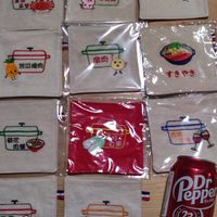可能是顯示的文字是「脆皮露 菩函烧肉 菩瓜燒 像肉 すきやき 巧港 牛肉 PDr leppe 23 12FL.OZ(355 」的圖像