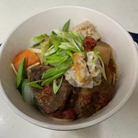 可能是麵、拉麵、燉小牛膝和水波蛋的圖像