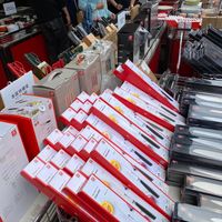可能是 3 個人和文字的圖像