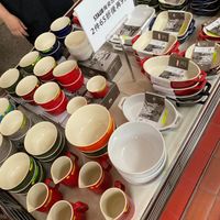 可能是咖啡杯和顯示的文字是「圖 2件65折後再9折 STAUB STAUB陶瓷出清品」的圖像