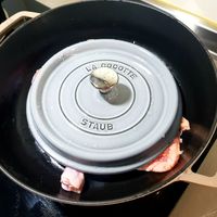 可能是顯示的文字是「 LA AGOCOTTE COCOTTE COTTE STAUB npaeиa 」的圖像