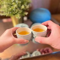 可能是茶、咖啡杯和藥物的圖像