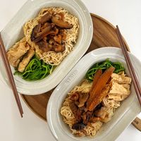 可能是義大利麵、香菇、拉麵和炒麵的圖像