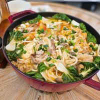 可能是豆腐、拉麵、火鍋、麵、炒麵和文字的圖像