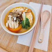 可能是香菇、拉麵、水波蛋、豆腐、粥和文字的圖像