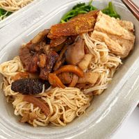 可能是麵、香菇、炒麵、豆腐和拉麵的圖像