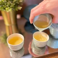 可能是藥物、泡茶器、飲料和小木犀樹的圖像