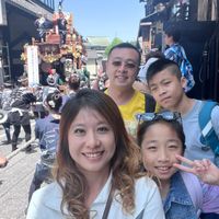 可能是 5 個人、寺廟和文字的圖像